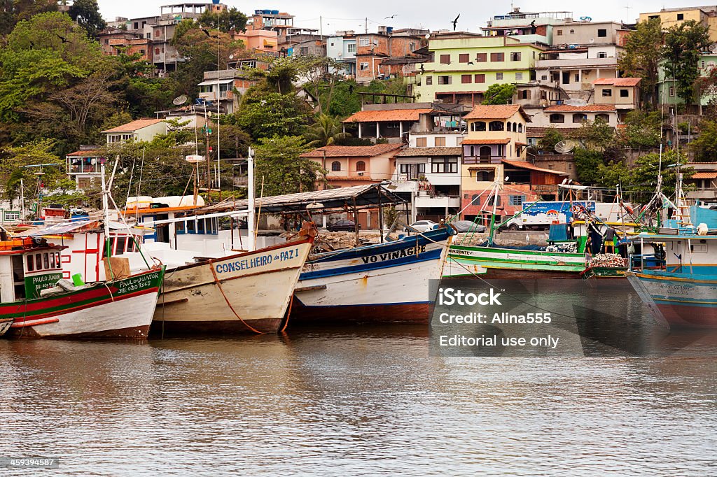 Barcos de pesca na frente de favela-Niterói, Brasil - Foto de stock de Favela royalty-free