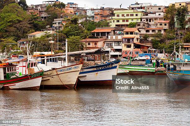 Foto de Barcos De Pesca Na Frente De Favelaniterói Brasil e mais fotos de stock de Favela