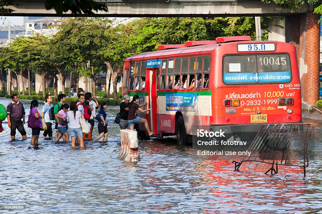 태국 홍수-직원관리 게팅 온 버스 - 로열티 프리 기후 변화 스톡 사진