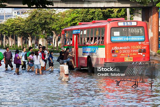 태국 홍수직원관리 게팅 온 버스 기후 변화에 대한 스톡 사진 및 기타 이미지 - 기후 변화, 방콕, 아시아