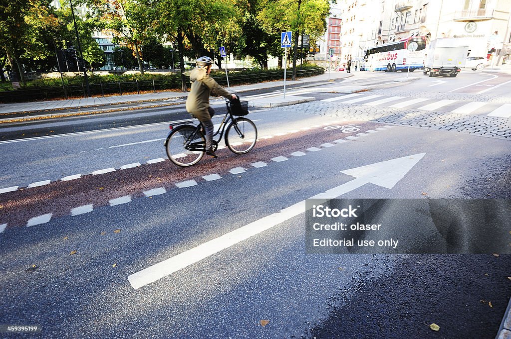 Bicyclist in Fahrrad lane - Lizenzfrei Radfahren Stock-Foto