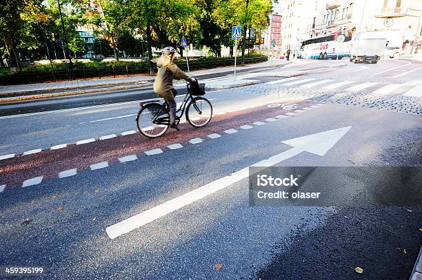 Bicyclist In Fahrrad Lane Stockfoto und mehr Bilder von Radfahren - Radfahren, Helm, Schweden
