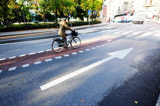 subir em bicicleta lane - bicycle sign symbol bicycle lane - fotografias e filmes do acervo