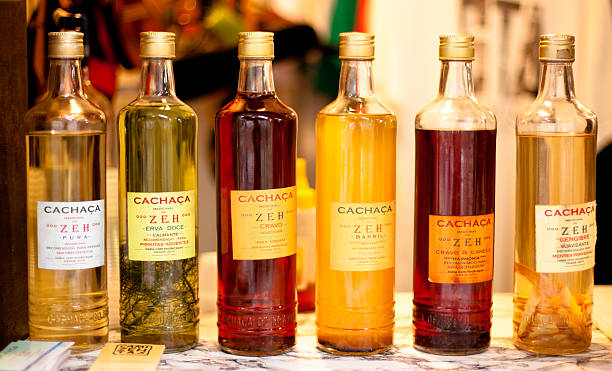 Cachaza botellas en un vintage Cachaca soporte en Santa Teresa - foto de stock