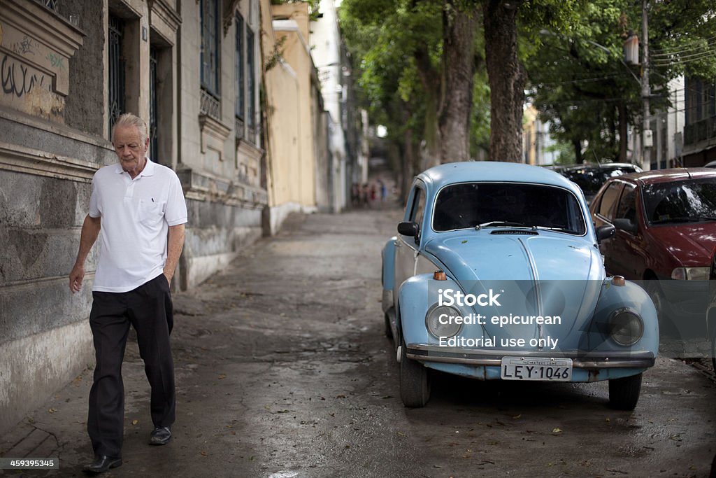 Hombre viejo a las calles de Río - Foto de stock de Acera libre de derechos
