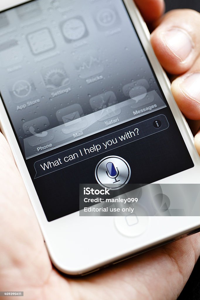 격리됨에 iphone 4s 열리는 siri 사용하는 손 - 로열티 프리 4 스톡 사진
