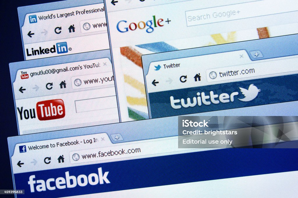 Sitios web de redes sociales en pantalla de ordenador - Foto de stock de Google - Marca comercial libre de derechos