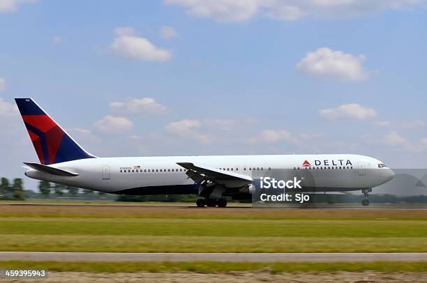 Foto de Delta Airlines Landing e mais fotos de stock de Aeroporto - Aeroporto, Aeroporto de Amsterdã-Schiphol, Airbus A320