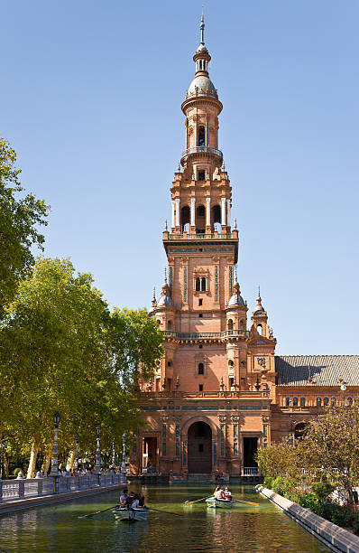 dzwon wieża na plaza de espana) w sewilli, hiszpania - plaza de espana seville victorian architecture architectural styles zdjęcia i obrazy z banku zdjęć