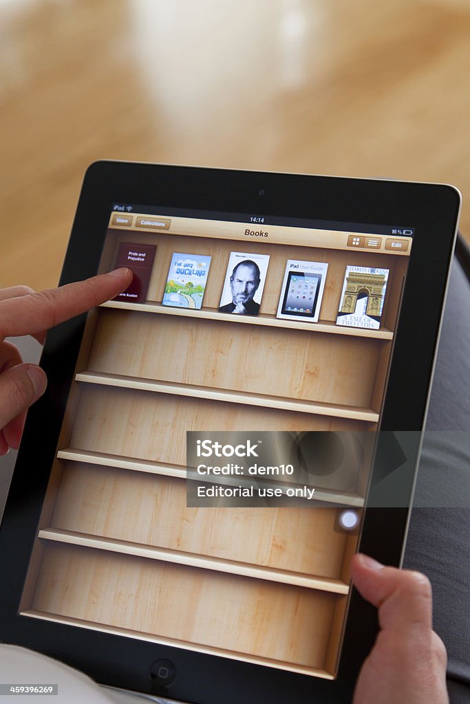 iBook en iPad 2 - Foto de stock de Aplicación para móviles libre de derechos
