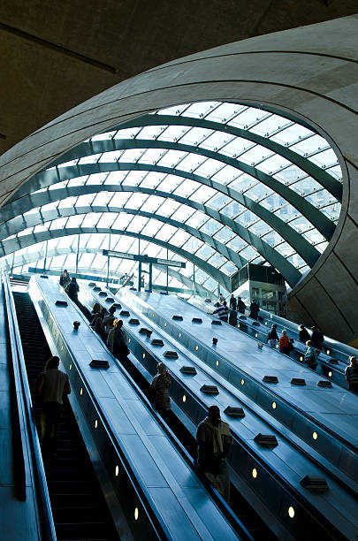 escalators de la station de métro canary wharf, à londres - canary wharf railway station photos et images de collection