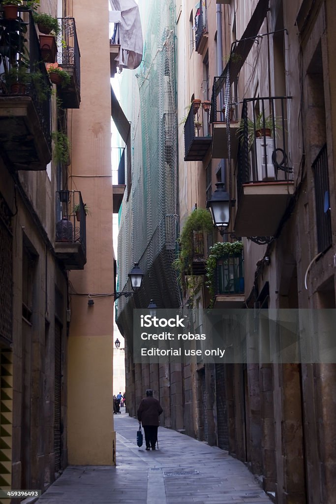 Vecchia donna Camminare nel buio alley, Barcellona - Foto stock royalty-free di Adulto