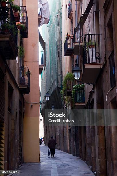 Vecchia Donna Camminare Nel Buio Alley Barcellona - Fotografie stock e altre immagini di Adulto - Adulto, Anziani attivi, Barcellona - Spagna