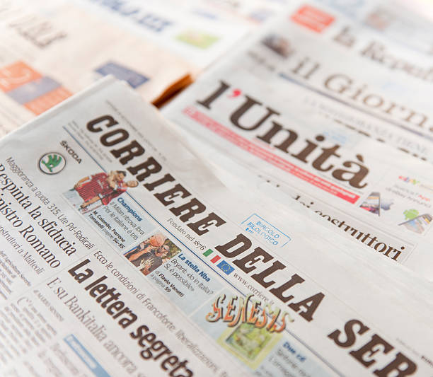 スタックの最も重要なイタリア語の新聞 - newspaper reading the media paper ストックフォトと画像