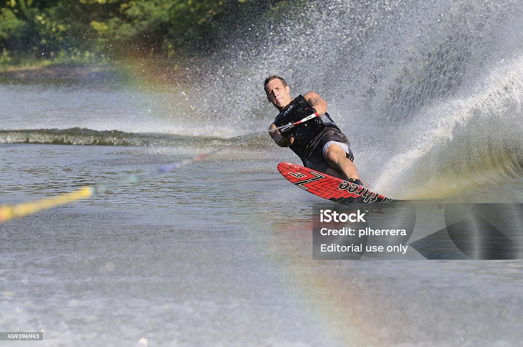 雄 Waterskier とスプレー - 水上スキーのロイヤリティフリーストックフォト