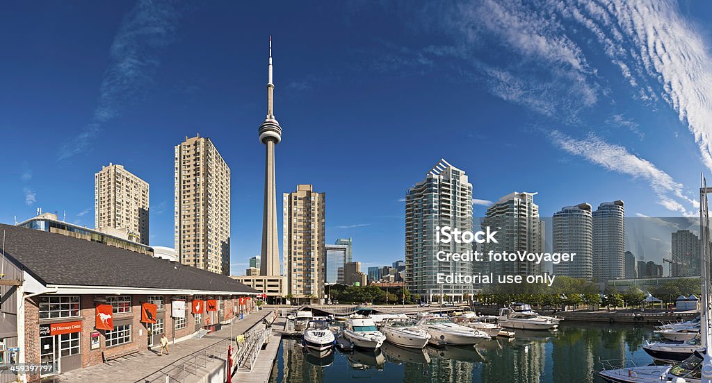 CN Tower di Toronto, l'harbour highrises tranquillo porticciolo panorama Canada - Foto stock royalty-free di Acqua