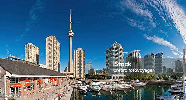Cn Tower Di Toronto Lharbour Highrises Tranquillo Porticciolo Panorama Canada - Fotografie stock e altre immagini di Acqua