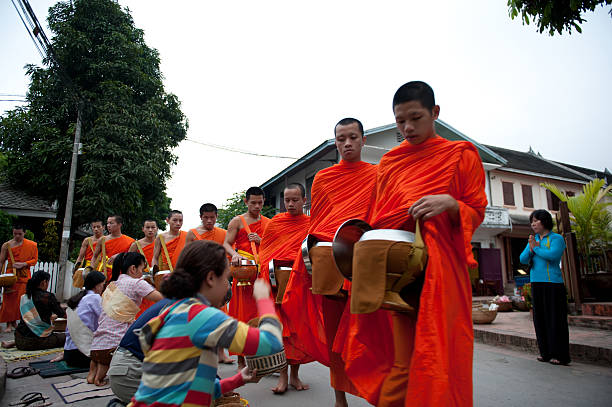 dar limosna - laos luang phabang thailand religion fotografías e imágenes de stock