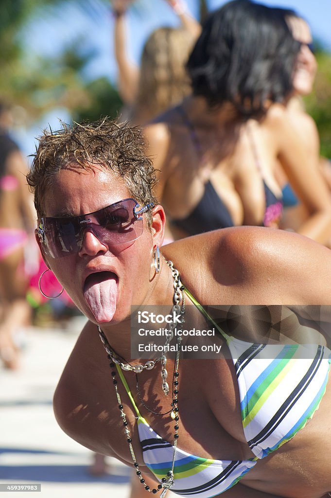 Gay Party a bordo piscina in stile americano - Foto stock royalty-free di A petto nudo