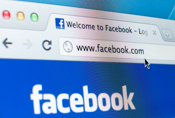 facebook のホームページのクローズアップの lcd スクリーン、クロームのウェブブラウザ - facebook friendship satisfaction social media ストックフォトと画像