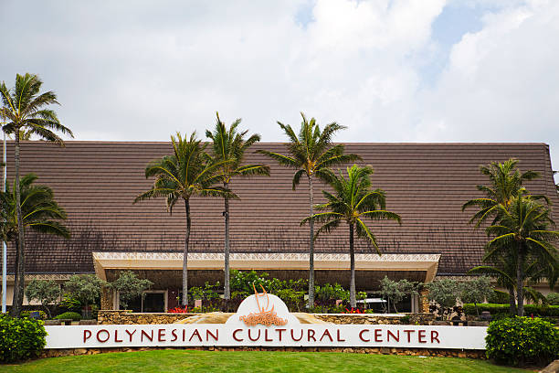 polynesian cultural center-schild, oahu, hawaii - polynesian culture stock-fotos und bilder
