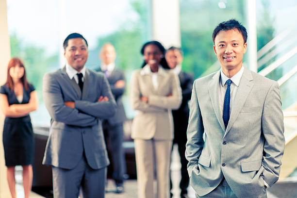 a confiança e sucesso - chinese ethnicity latin american and hispanic ethnicity multi ethnic group business person imagens e fotografias de stock