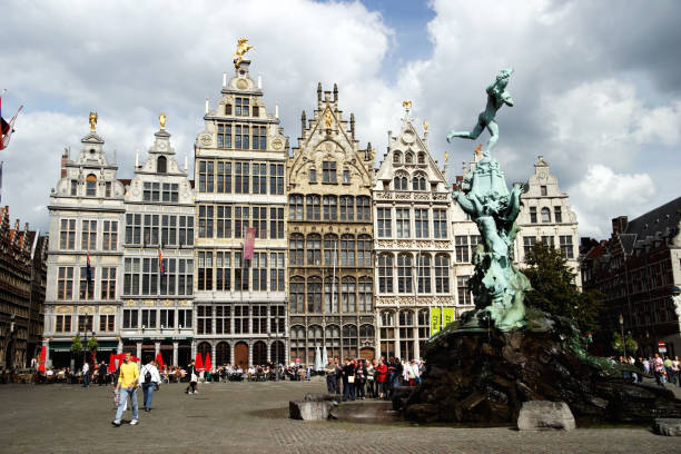 antuérpia: a praça (grote markt - editorial built structure fountain town square imagens e fotografias de stock