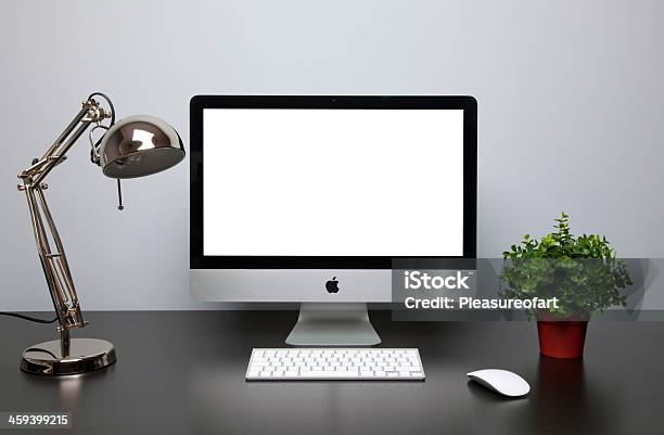空白の画面を備えた Imac コンピューター - パソコンモニタのストックフォトや画像を多数ご用意 - パソコンモニタ, テーブル, デスクトップ型パソコン