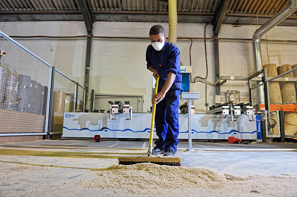 공장 인부 쓸기 풍경 - sweeping sawdust factory broom 뉴스 사진 이미지