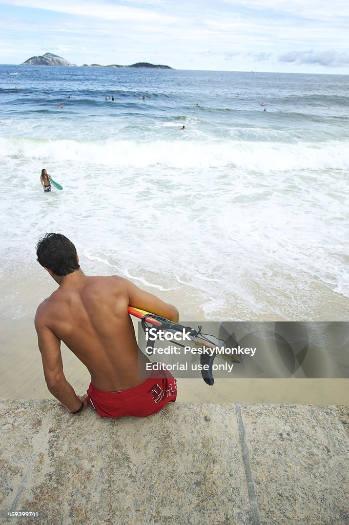 Brasileiro surfista fica pronta para surfe no Rio de Janeiro - Foto de stock de Adulto royalty-free