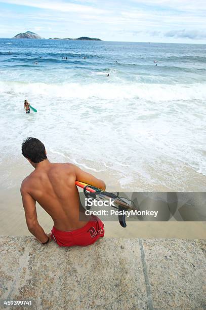 Foto de Brasileiro Surfista Fica Pronta Para Surfe No Rio De Janeiro e mais fotos de stock de Adulto