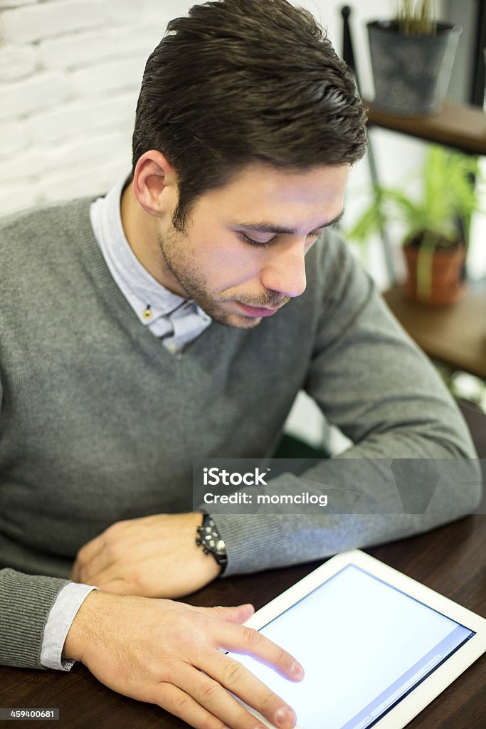 Uomo seduto nel caffè e navigare in rete - Foto stock royalty-free di Abbigliamento casual