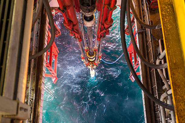 contremarche-pipes plateforme de plate-forme pétrolière en mer - oil rig oil industry sea riser photos et images de collection