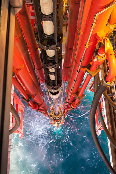 plataforma de plataforma de petróleo no mar tubos da riser - oil rig oil industry sea riser imagens e fotografias de stock