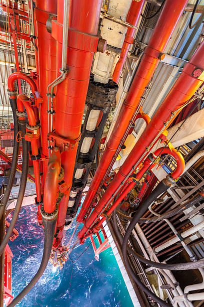 plataforma de plataforma de petróleo no mar tubos da riser - oil rig oil industry sea riser imagens e fotografias de stock