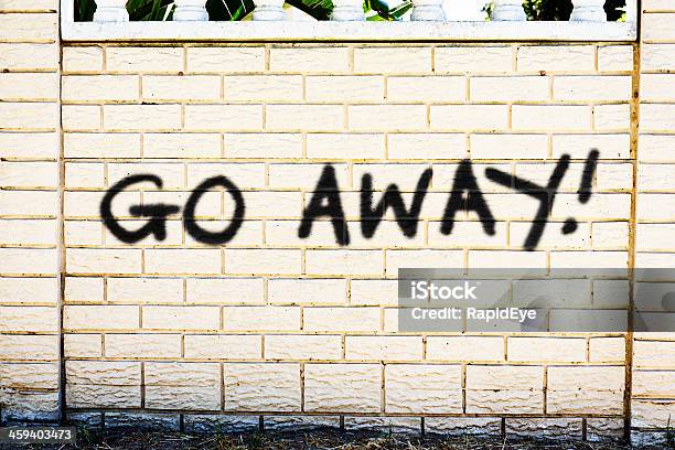 Photo libre de droit de Go Away Dit Désagréable Graffiti Sur Le Mur De Briques banque d'images et plus d'images libres de droit de Go Away - Petite phrase