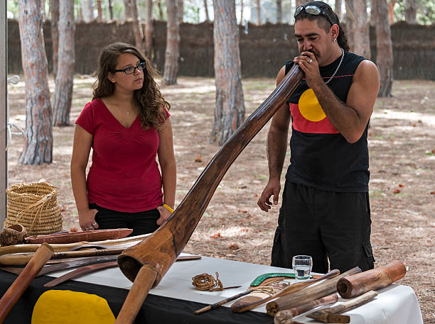 aborígines ferramentas - australia boomerang aboriginal aborigine - fotografias e filmes do acervo