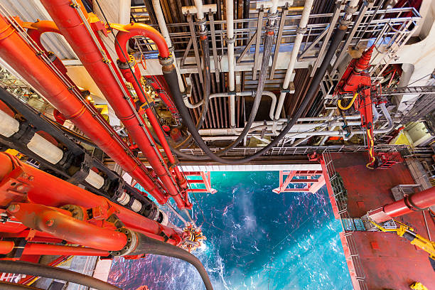 нефтяная платформа на платформе вертикальных труба с видом на море - oil rig oil industry sea riser стоковые фото и изображения