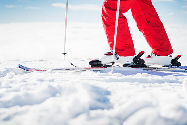 narty w śniegu - skiing winter sport powder snow athlete zdjęcia i obrazy z banku zdjęć