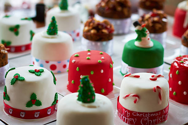 pequeña tortas de navidad - tarta de navidad fotografías e imágenes de stock