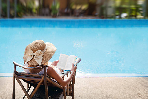 mulher perto da piscina de luxo - swimming pool water people sitting imagens e fotografias de stock