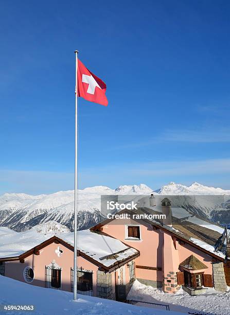 Budynek Z Flaga Szwajcarii Na Narciarstwo Alpejskie Resort - zdjęcia stockowe i więcej obrazów Alpy