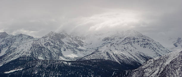 Montanhas em Maciço do Monte Branco - fotografia de stock