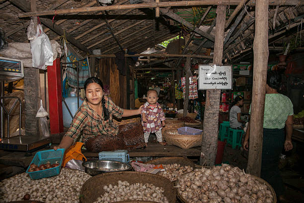madre e hijo mercado - bagan myanmar burmese culture family fotografías e imágenes de stock