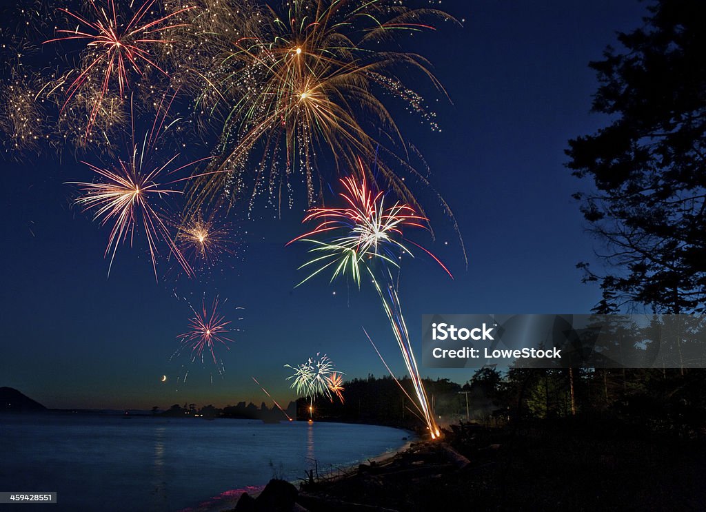 Quarto di luglio i fuochi d'artificio. - Foto stock royalty-free di Fuochi d'artificio