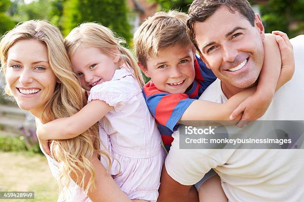 Foto de Retrato De Família Sorridente No Jardim e mais fotos de stock de Família - Família, Jardim particular, Exterior