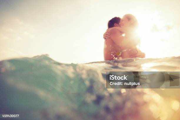 Pareja Joven Divirtiéndose En El Mar Foto de stock y más banco de imágenes de Parejas - Parejas, Playa, Verano