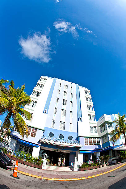 mezzogiorno vista all'ocean drive, miami beach - park central hotel ocean drive miami beach hotel foto e immagini stock