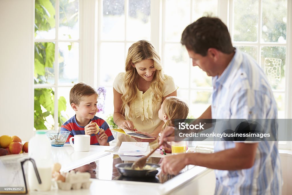 Vater bietet eine Familie Frühstück in der Küche - Lizenzfrei Familie Stock-Foto