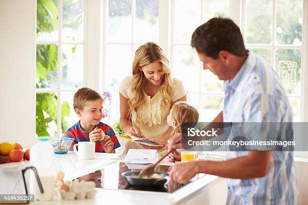 Vater Bietet Eine Familie Frühstück In Der Küche Stockfoto und mehr Bilder von Familie - Familie, Garkochen, Frühstück